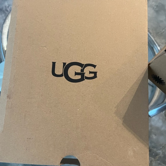 K NEUMEL II UGG BOATS - Picture 4 of 11
